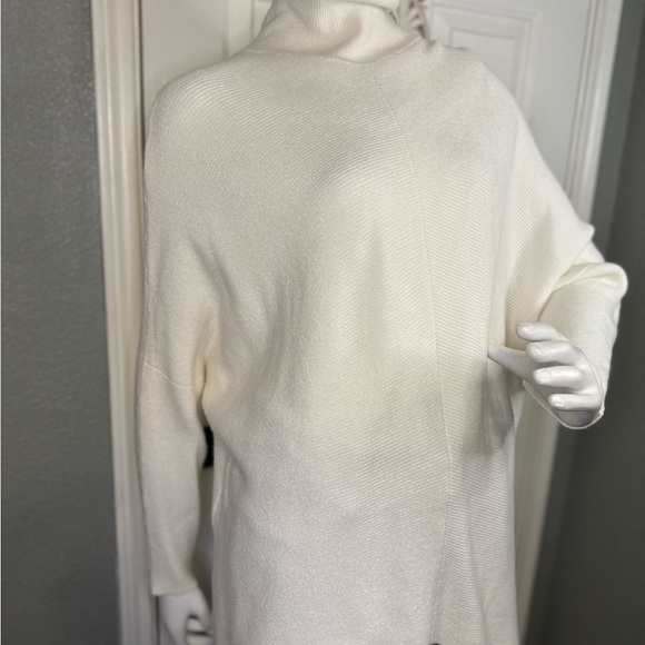 Curvy Cream Turtle neck sweater size extra small oversized. - Picture 3 of 14